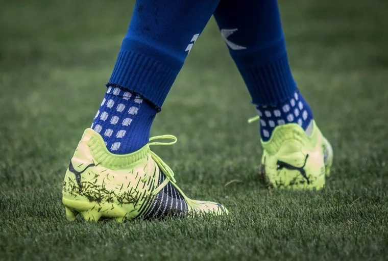 Chuteiras Puma no campo de jogo